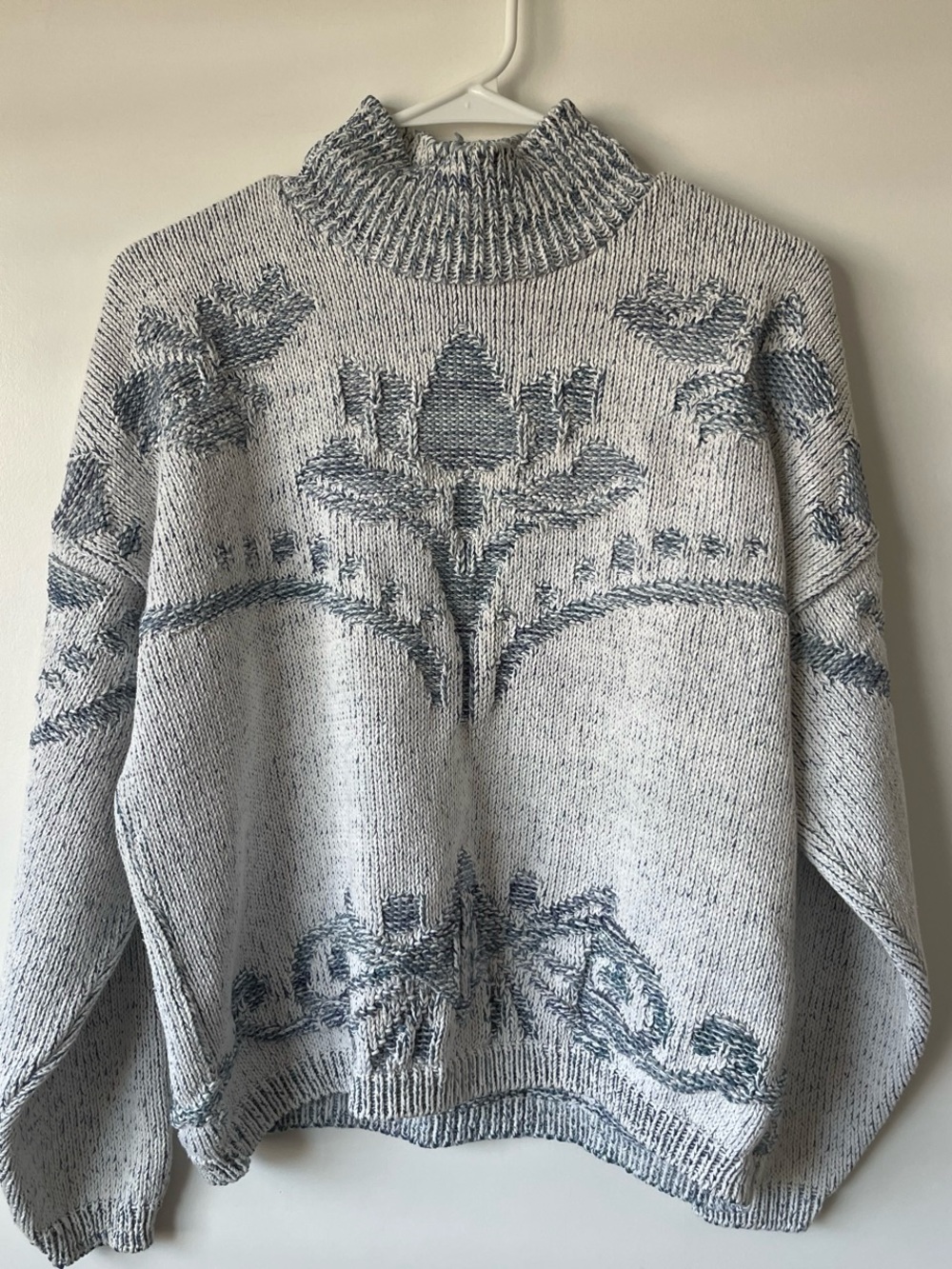 Vintage Cozy Blue-Accent Cream Turtleneck Sweater